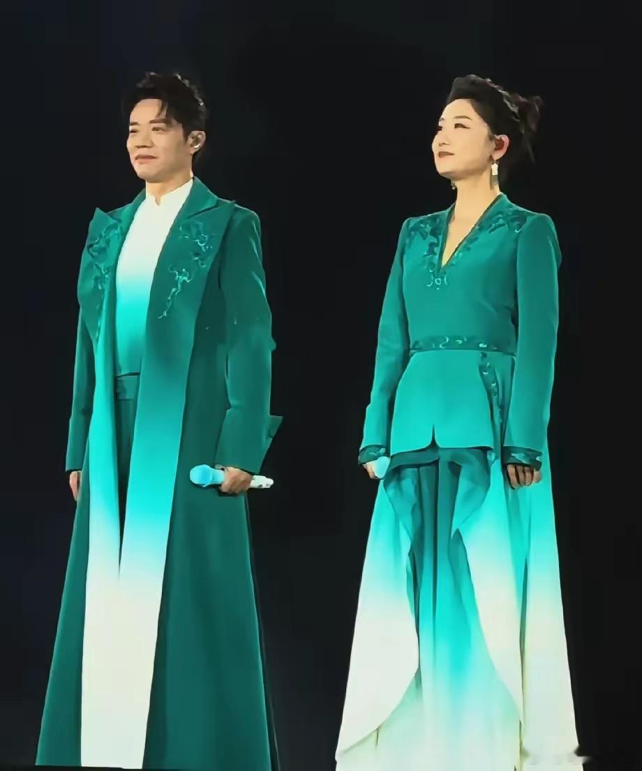 曾毅绿手表事件引发热议后，凤凰传奇青岛演唱会依旧座无虚席、热度爆棚，背后原因究竟