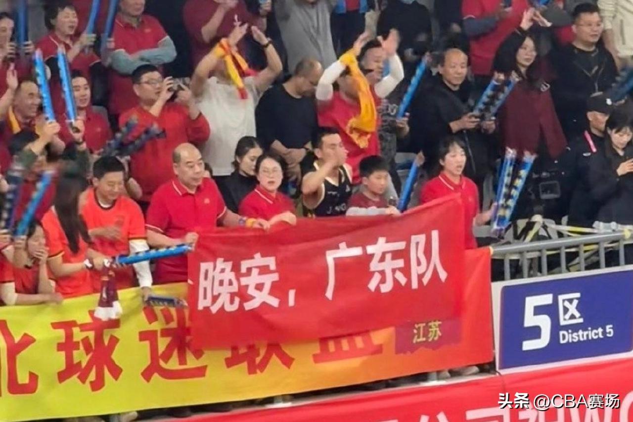 嚣张是一把双刃剑！上赛季，广东宏远季后赛淘汰上海队时，徐杰用“晚安”给予了对手强