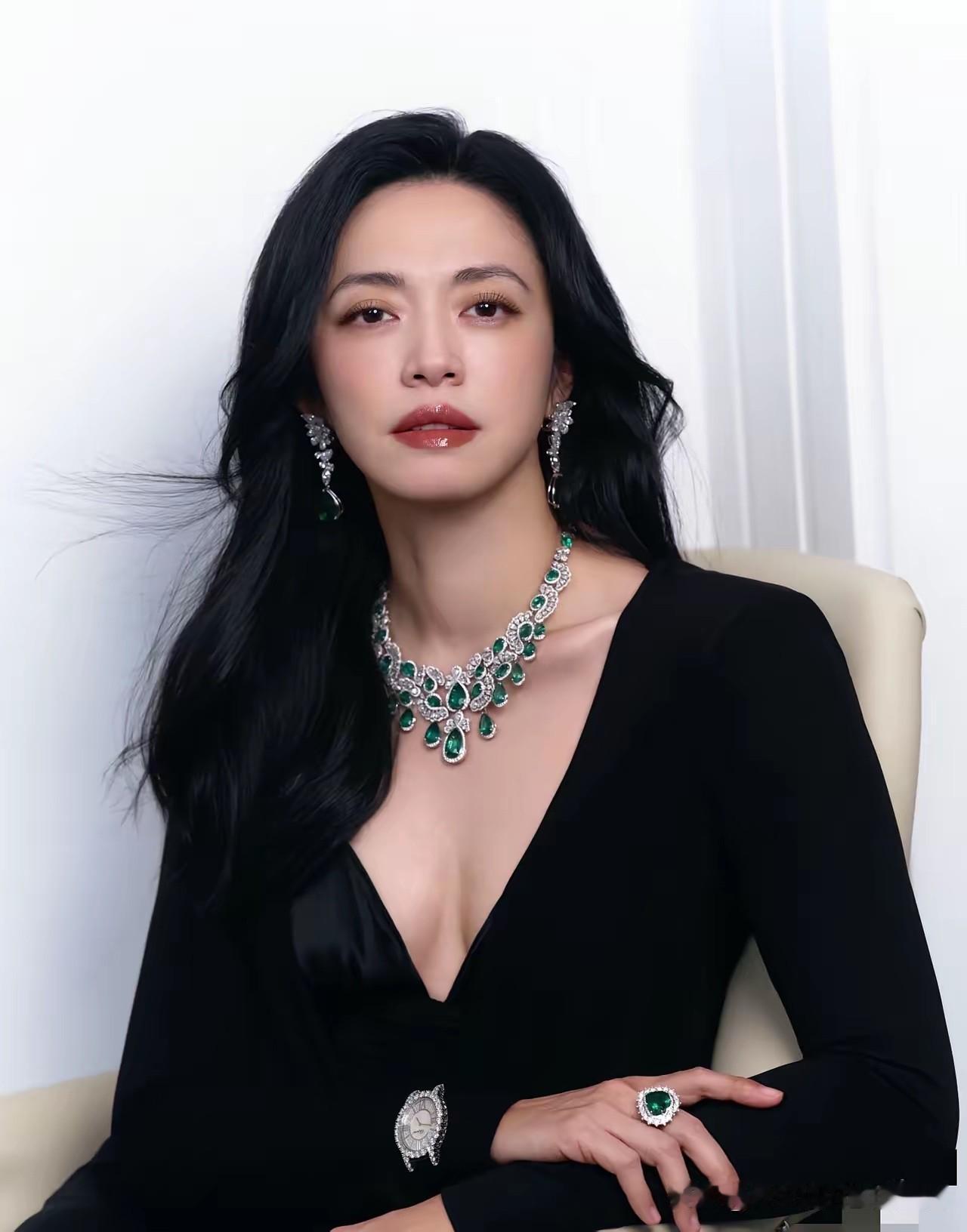 姚晨离婚多年首公开，令外界咂舌！

姚晨两段婚姻都嫁给电影界家庭，这真是不是一家