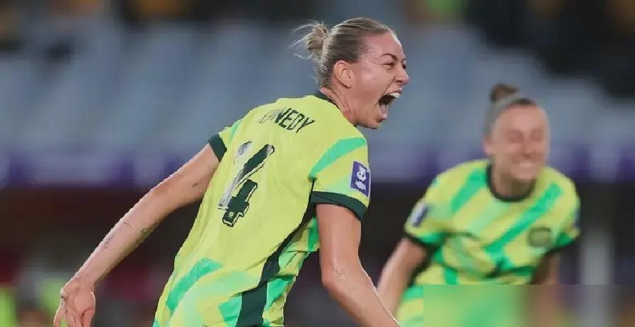 澳大利亚女足玩砸了，她们精明的算计成了自掘坟墓。为了躲开日本队，这群澳洲姑娘在末