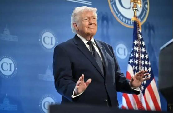 最近国际政坛可太热闹了，美国前脚还在对俄罗斯放狠话，后脚就偷偷松了石油制裁，把自