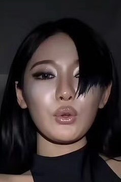 在外面玩了一天，很热还化了妆 感觉脸很油时： 