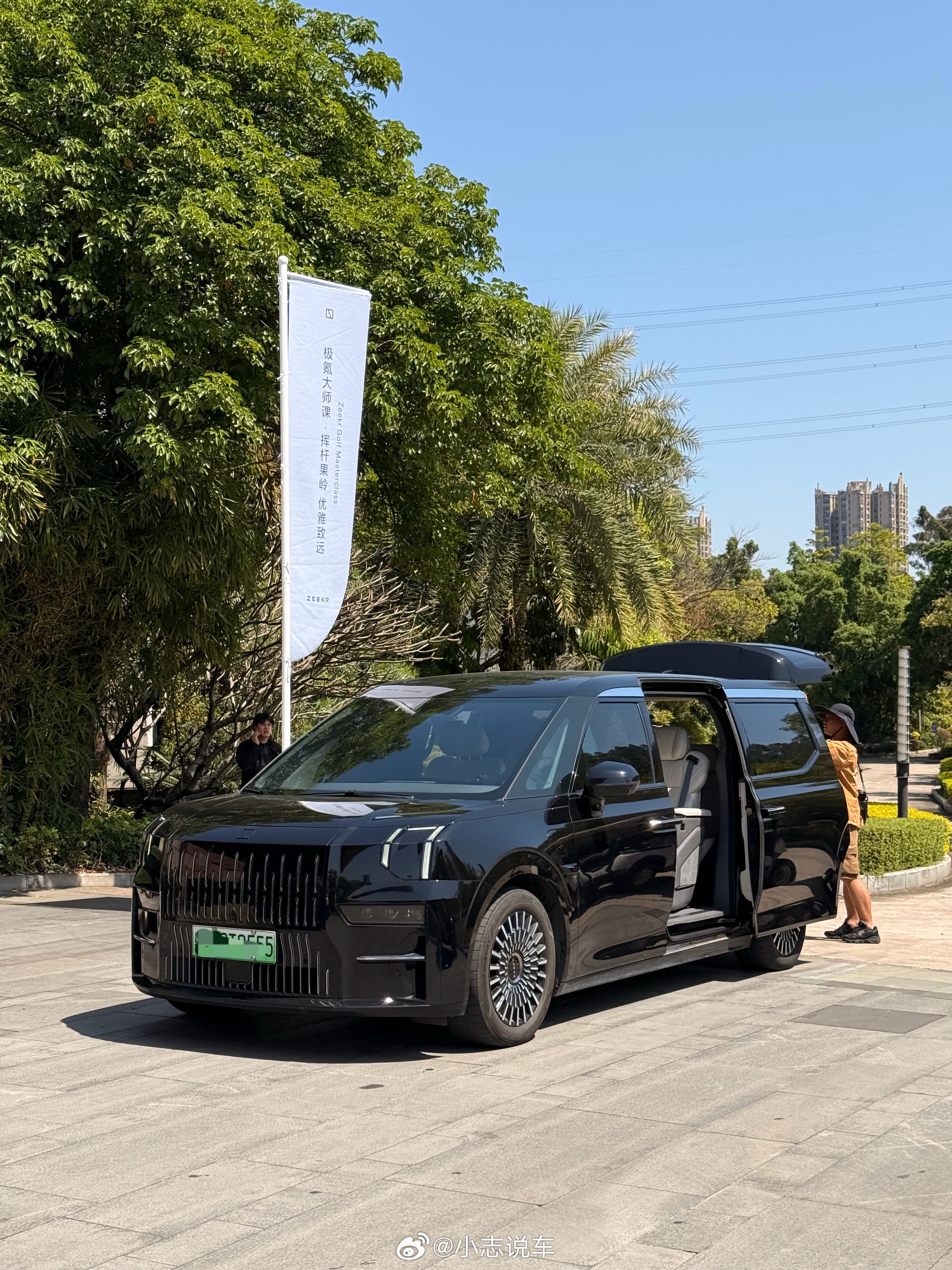 今天跟极氪来广州风神高尔夫球会上节课～看看门外一大群009 & 009 光辉～9