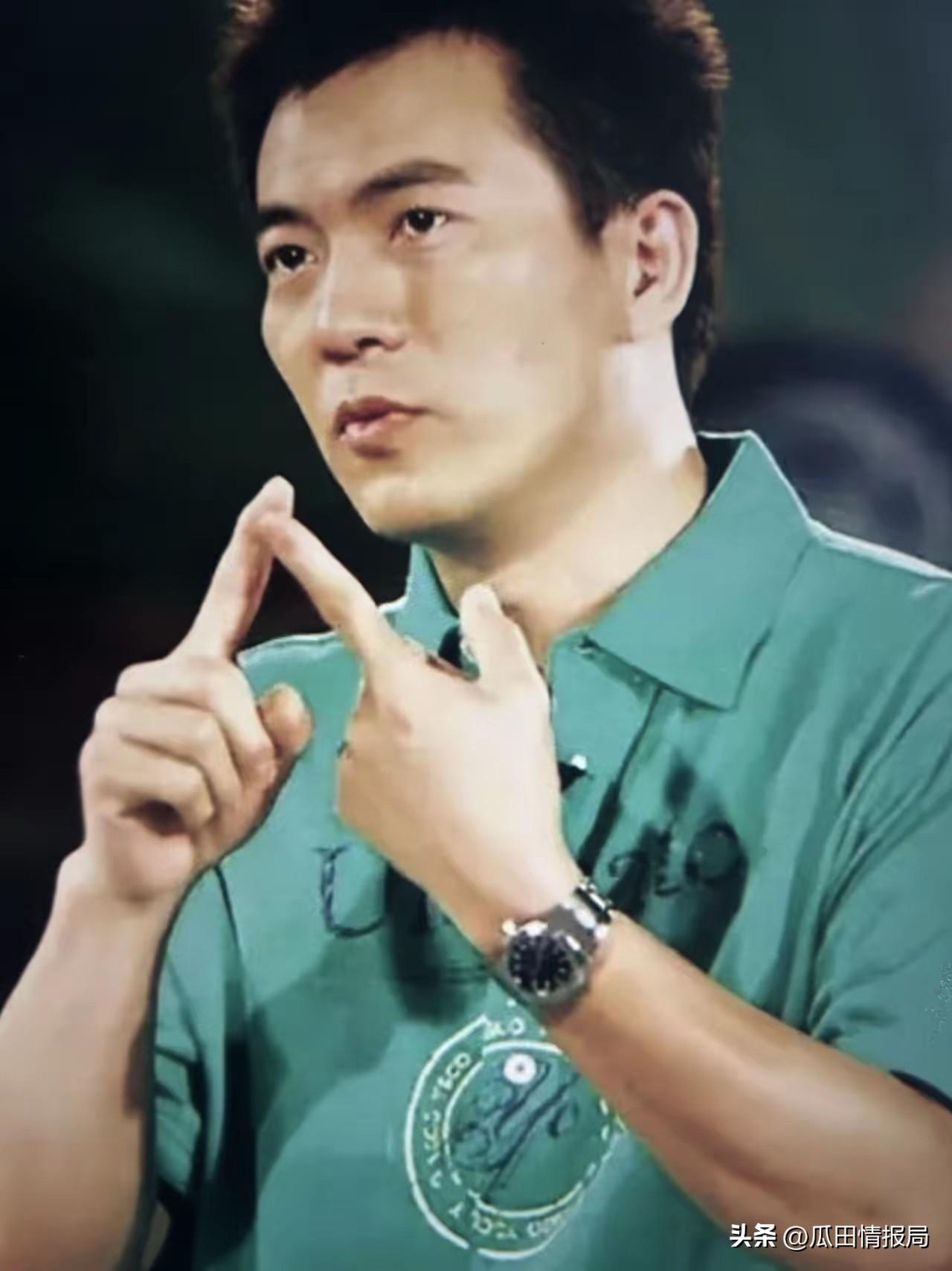 2006年，黄健翔在太太孙颖做完乳腺癌手术后立即提出离婚，孙颖泪流满面地质问：“