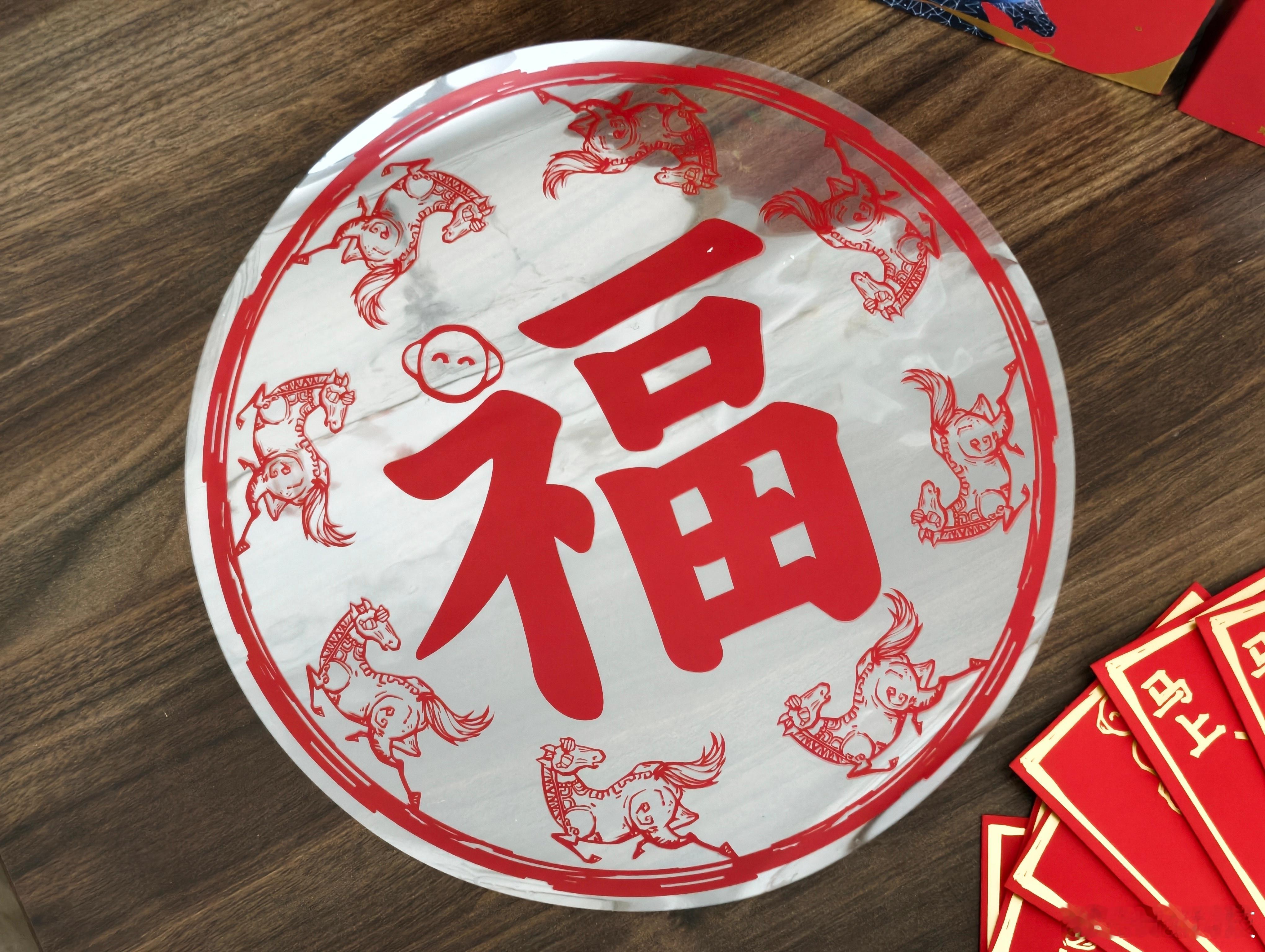 荣耀的年货礼盒有点丰盛啊耳夹耳机一副、手机金贴一枚，还有人见人爱的新春红包和大福