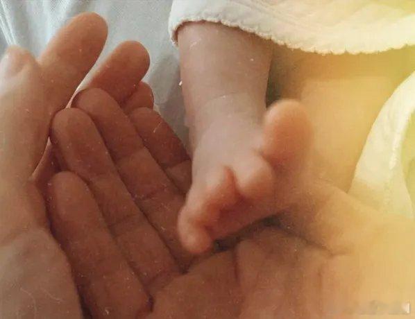 邱泽许玮甯宝宝出生和邱泽结婚4年，41岁许玮甯晒照官宣生下孩子：我们均安8月14