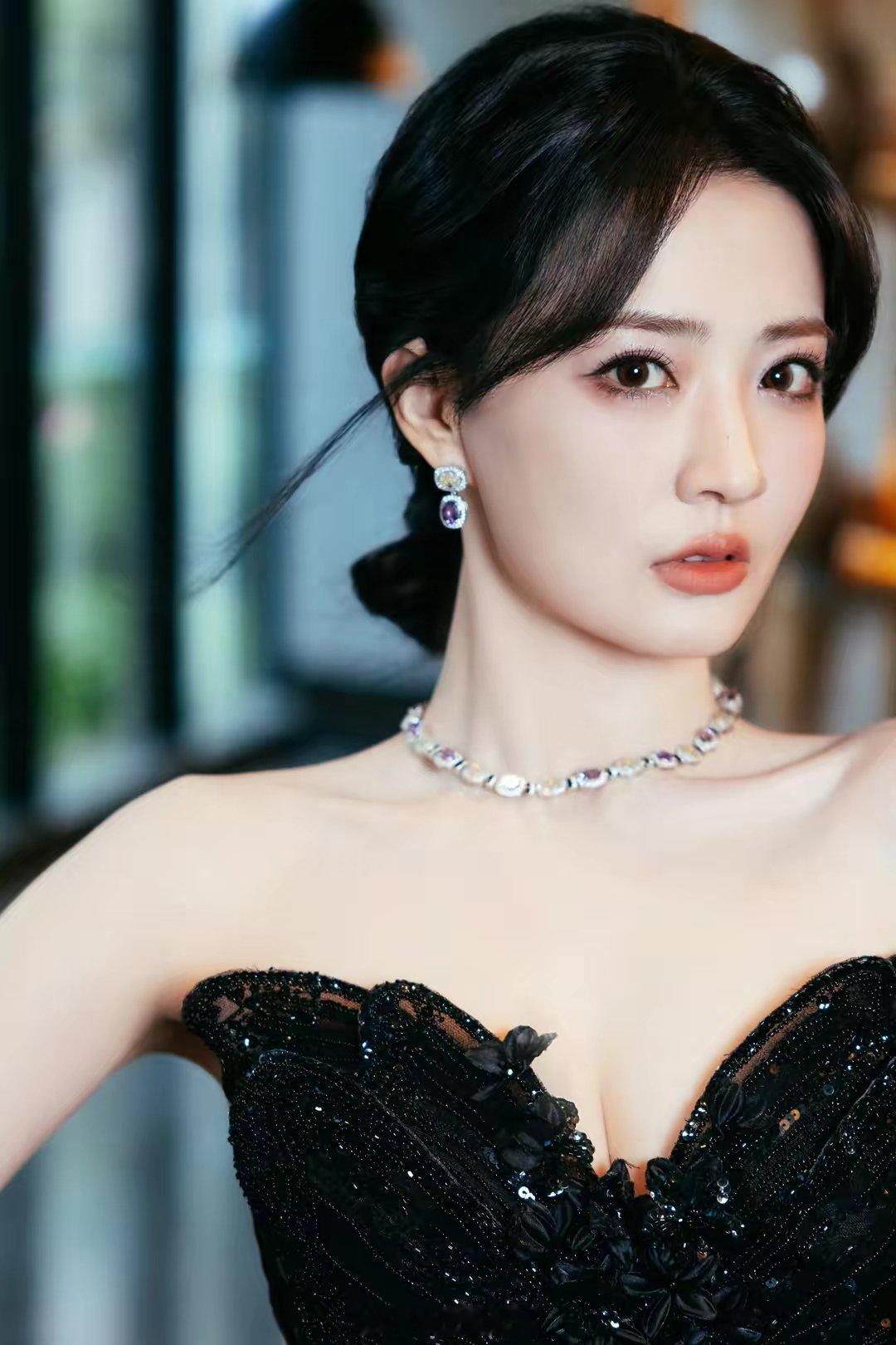 徐璐黑色蝴蝶抹胸流苏裙清冷高贵[色] ​​​