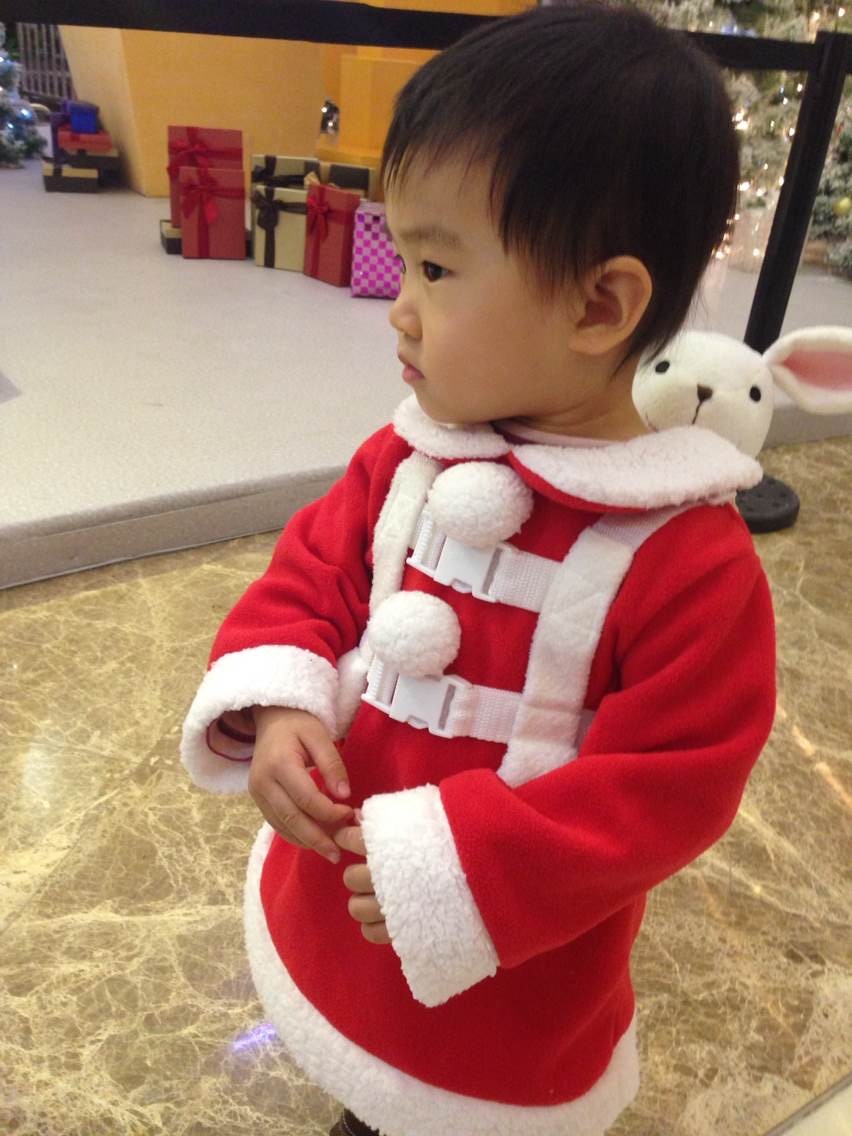 姐姐的一岁半。我问妹妹这是谁呀？妹妹说：“年年！” 