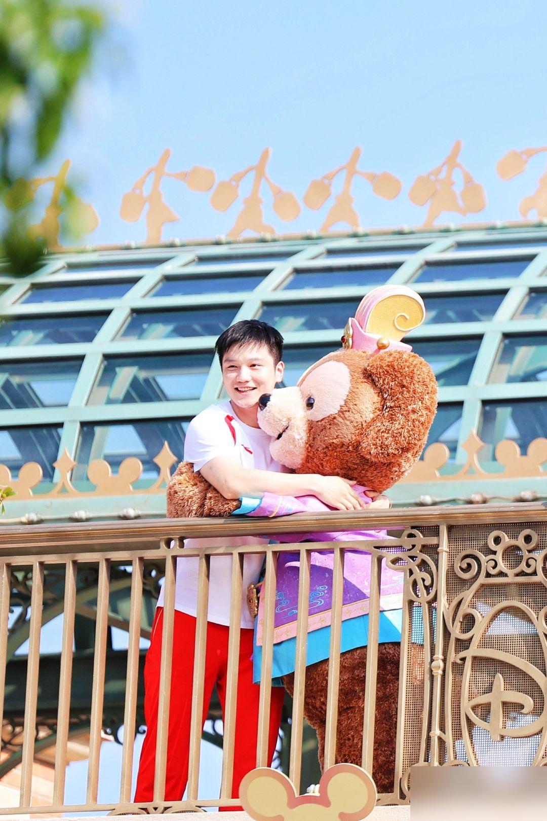 👦🐻

#樊振东# #上海迪士尼#