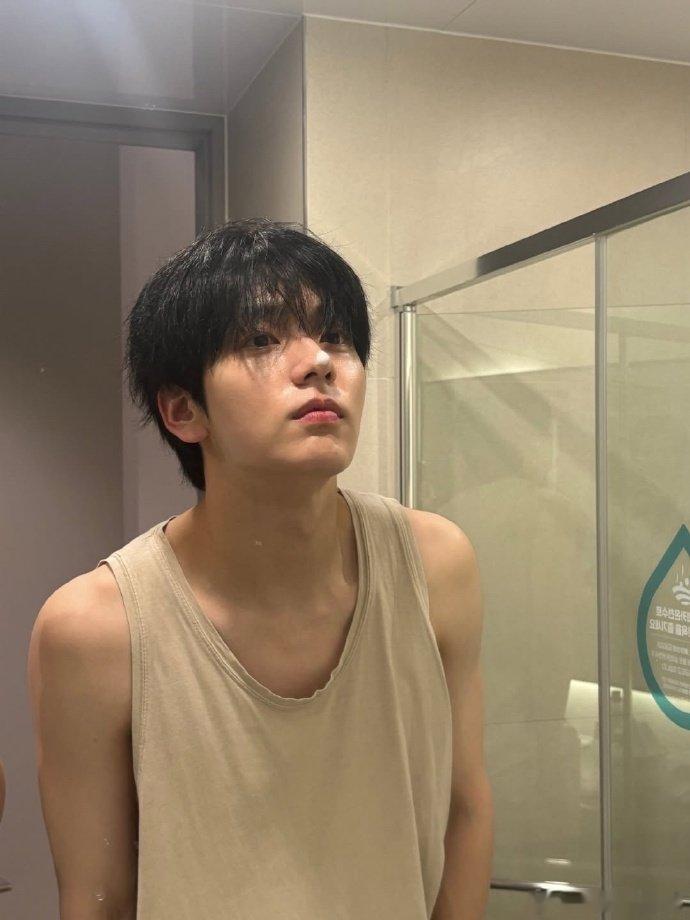 铲啊崔秀彬晒金铲铲战绩崔秀彬为了发战绩凑了11张图 从崔秀彬的帅照中发现一张不经