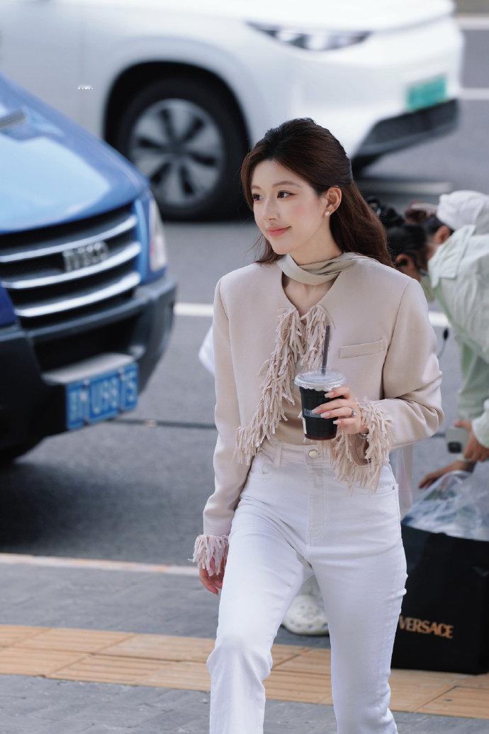 赵露思《许我耀眼》许妍流苏西装外套+白裤子+尖头高跟鞋好有职场感！ ​​​