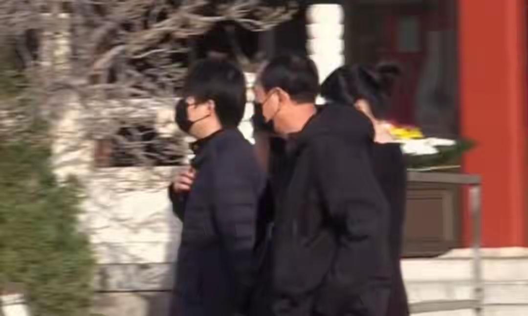 唐嫣一袭黑衣现身罗晋父亲葬礼，众人都在感受到那份沉重与哀伤的同时，也被她身上的那