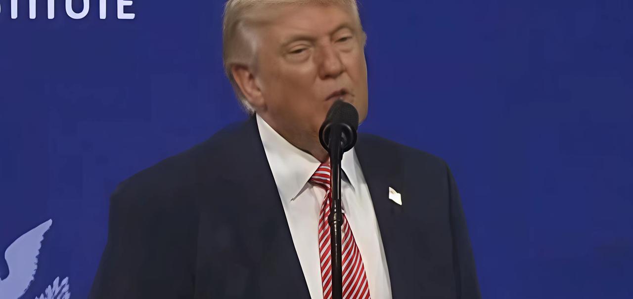 美国福克斯新闻的民调结果显示，特朗普的不满意率达到59%，比一年前升高8个百分点