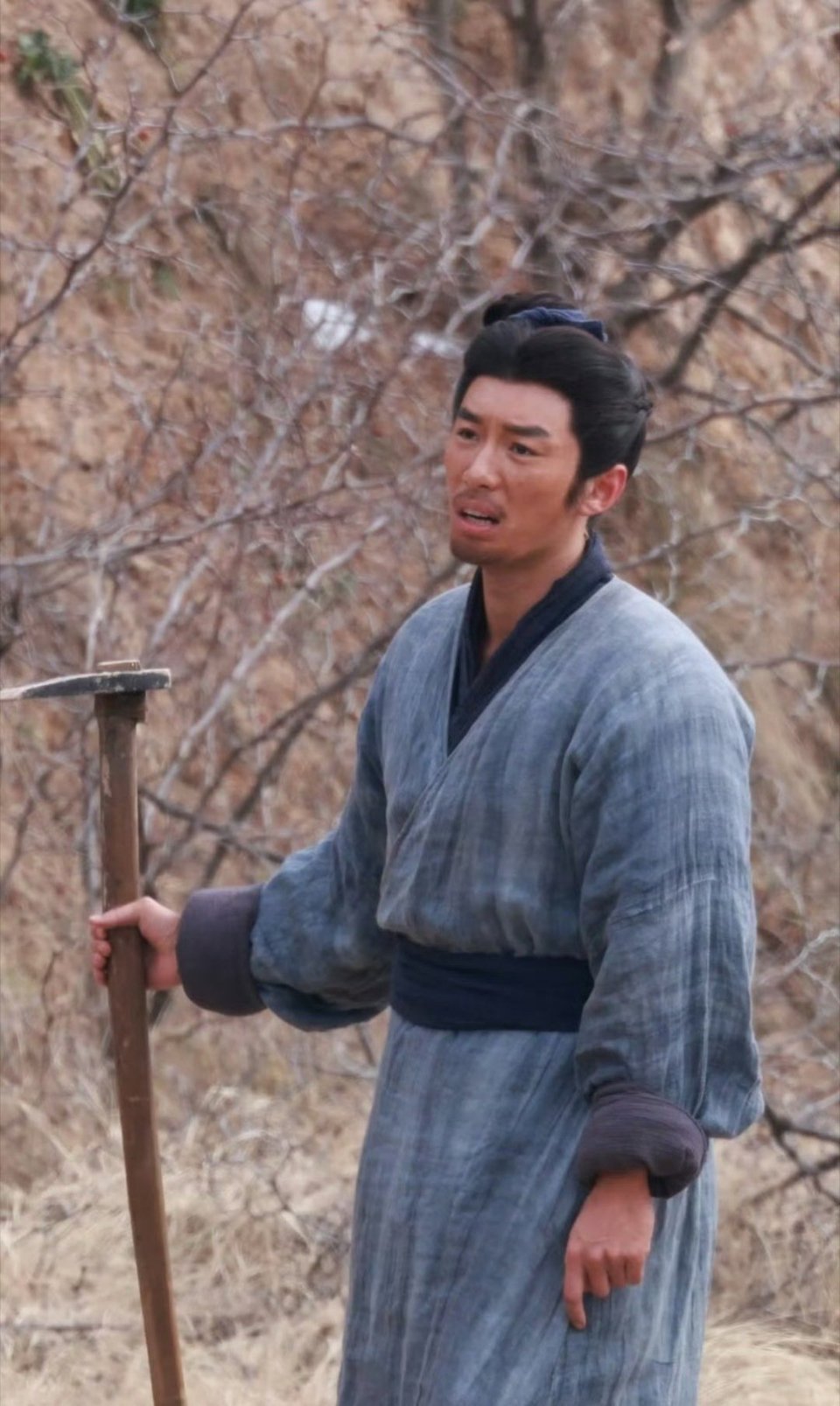 代旭 裴轸失业后去挖土了 代旭新剧《秦谜》路透，两眼一睁就是挖土，差点认不出来~