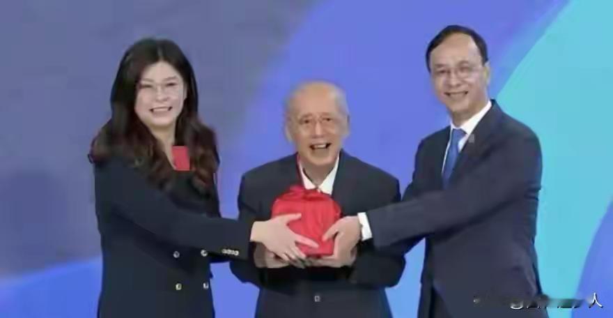 郑丽文今天走马上任，马英九、洪秀柱现身力挺，侯友宜彻底不演了
 
郑丽文接的不是