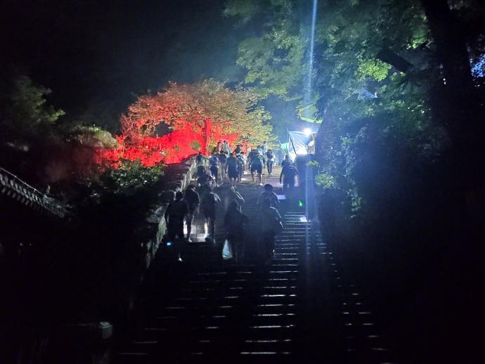 【为什么年轻人喜欢夜爬泰山，爬一次你就会懂】
据中国山东网报道，初秋，登高望远再