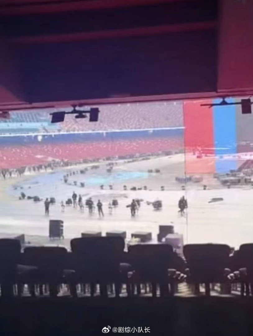 张杰鸟巢演唱会是1982闭幕式吧 舞台搭成这样，不知道的还以为是什么大型活动闭幕