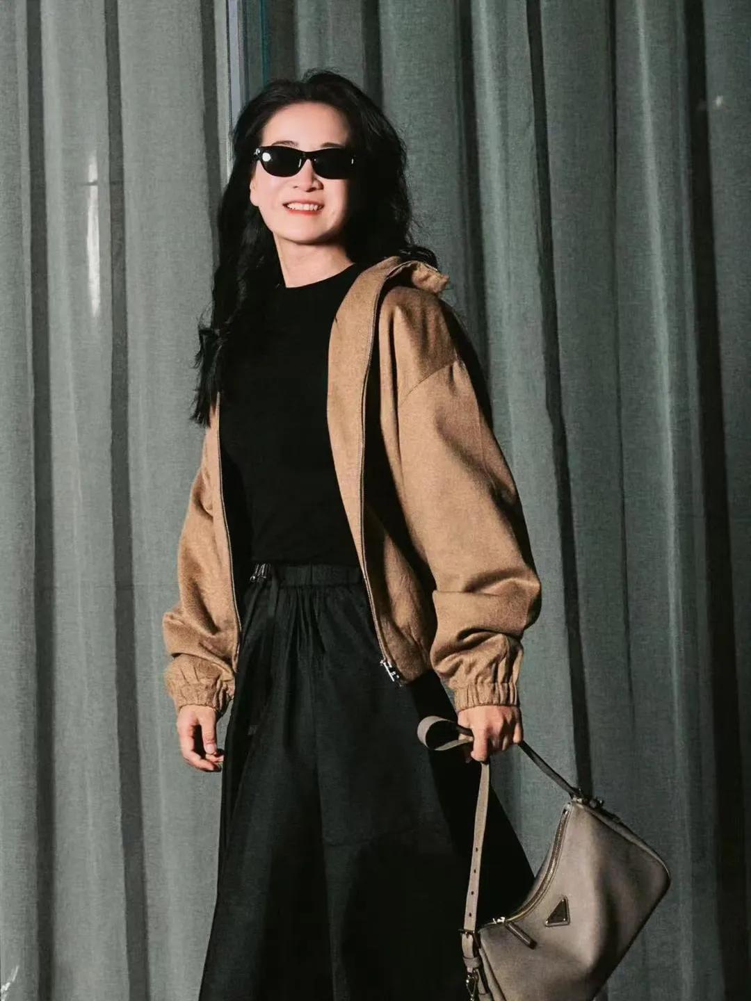 质蜕变)
 
贾玲减肥后气质大变样！卡其色夹克搭配黑色半身裙，时髦高级感拉满✨