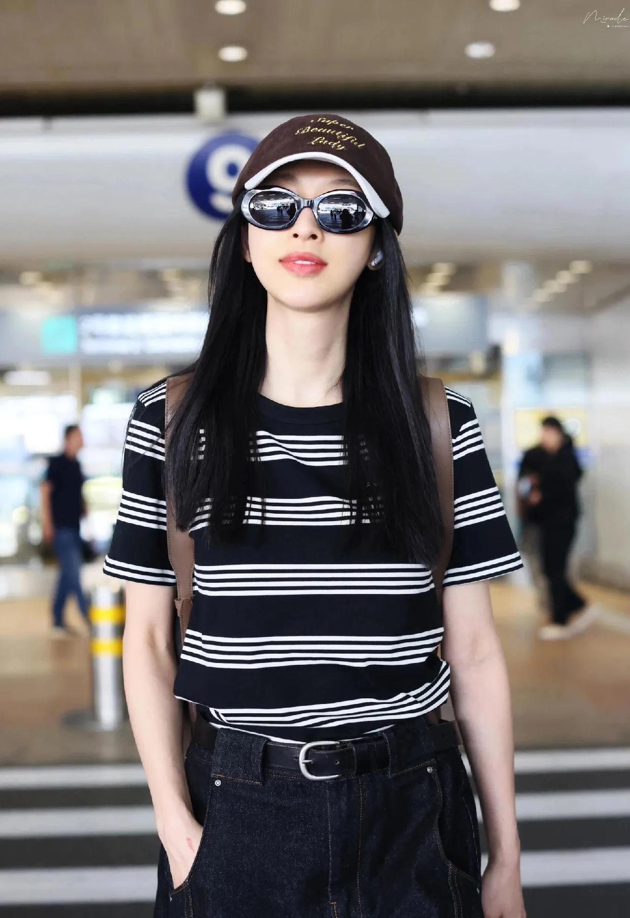 张俪这套机场私服，把“松弛感时髦”拿捏得恰到好处！
 
经典黑白条纹T恤自带复古