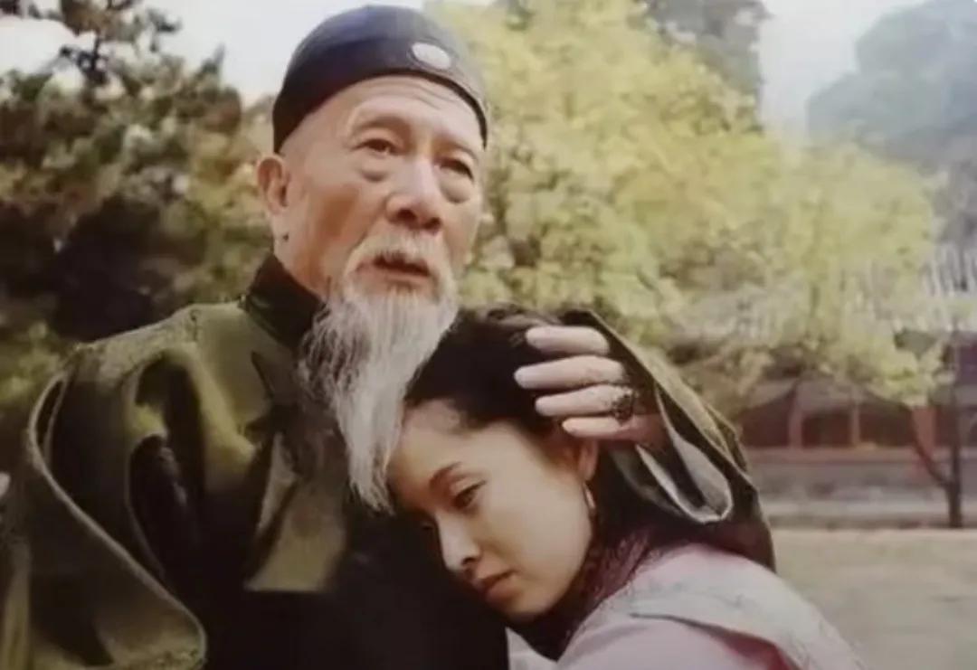 左宗棠收复新疆，粮草断绝。此刻他下令：全军原地娶妻生子！李鸿章闻言大骂：左疯子！