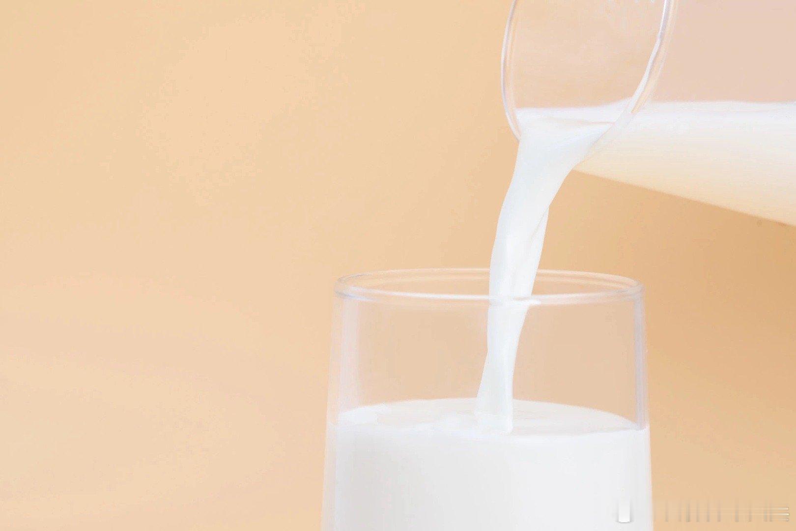 #脆皮打工人奶搭子是什么##全民营养提升计划#🥛睡前喝牛奶真能助眠？要回答这个