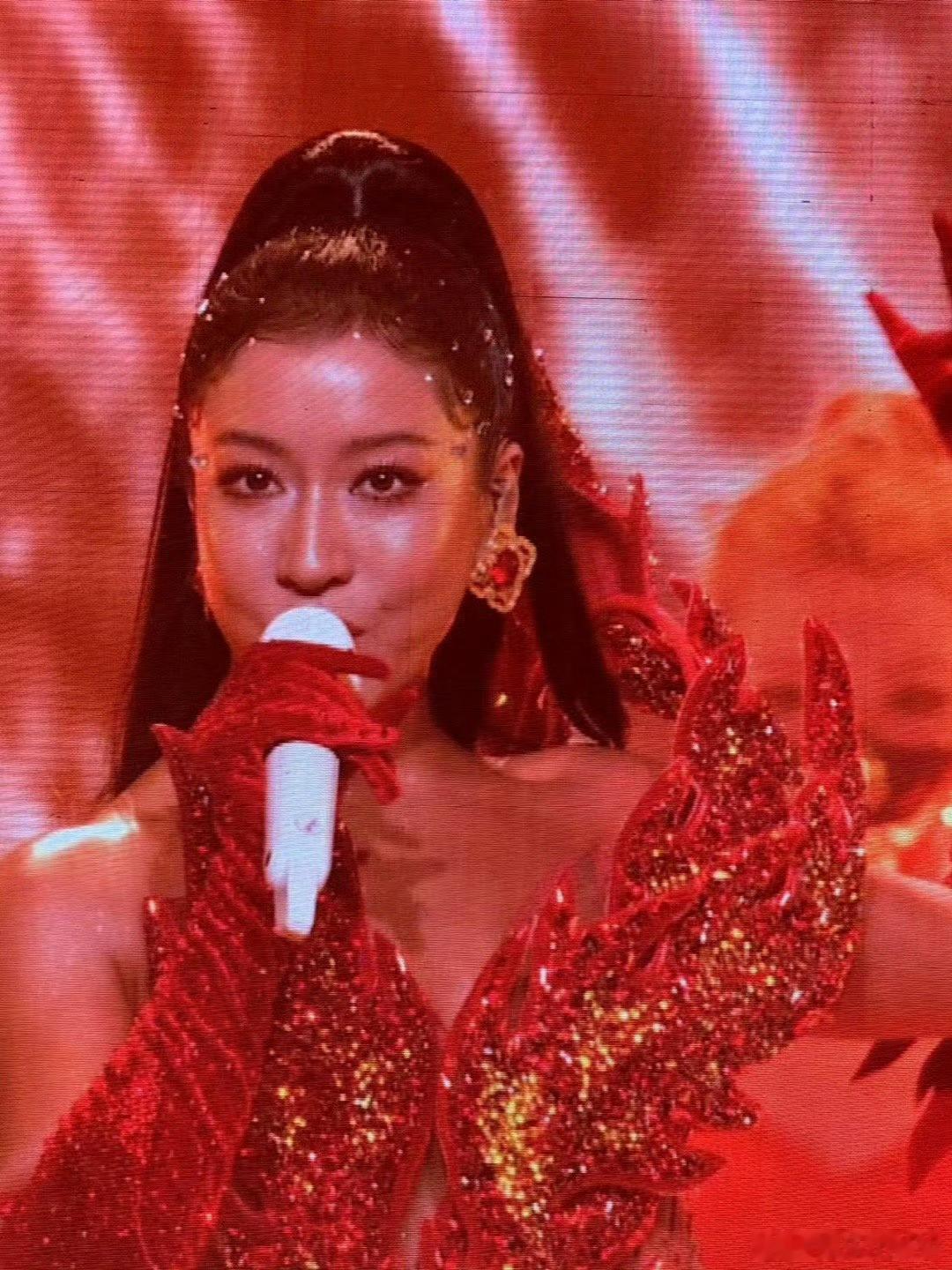 吉克隽逸满钻高马尾 高马尾是态度，满钻是底气。她把“张扬”穿得高级，钻石的璀璨没