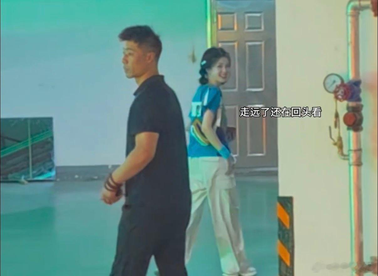 当白鹿看见粉丝在放莫离时的反应 白鹿在停车场瞧见粉丝放《莫离》，眼睛一下亮起来，