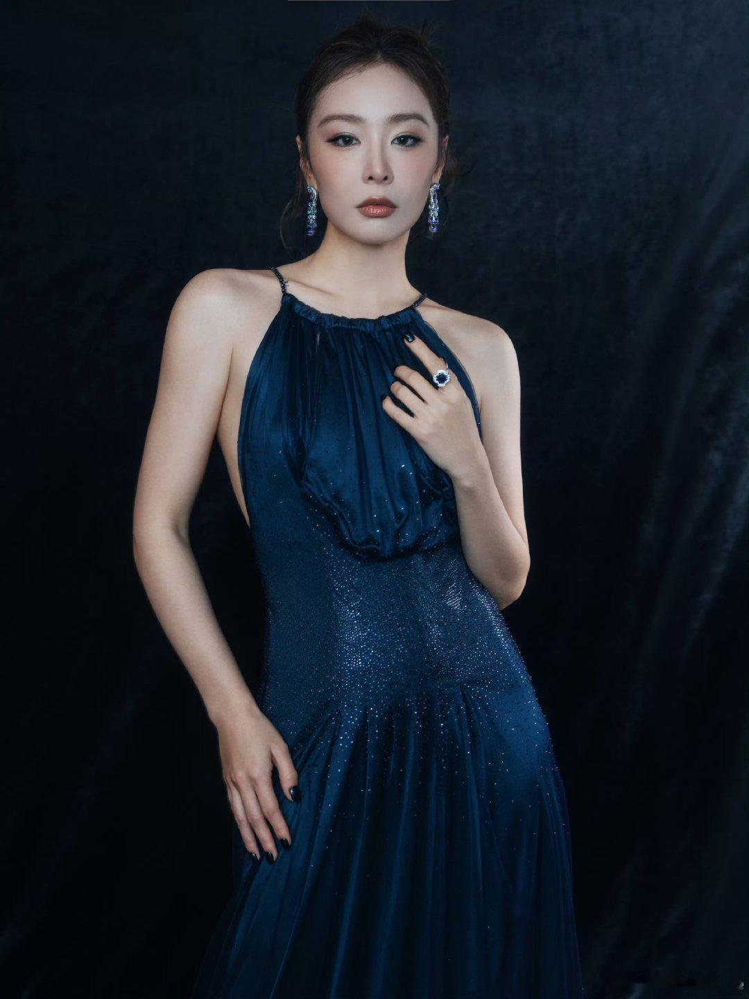李宇春辛芷蕾高叶倪妮四脚爬坡向野的我们向野的我们来沙漠拉练了 山坡各处全是累瘫的