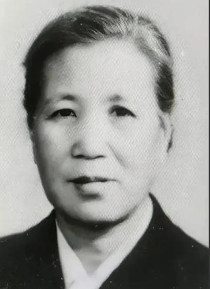 1929年，地下党张英以中央来人有要事相商为由，将已入睡的同事丁惟尊叫出门。他的