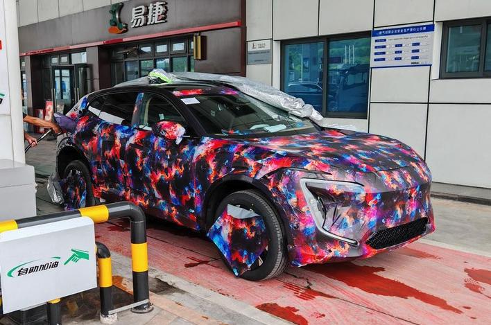 【阿维塔15再爆谍照，拥有增程和纯电两种动力】日前，有媒体曝光了一组全新阿维塔1