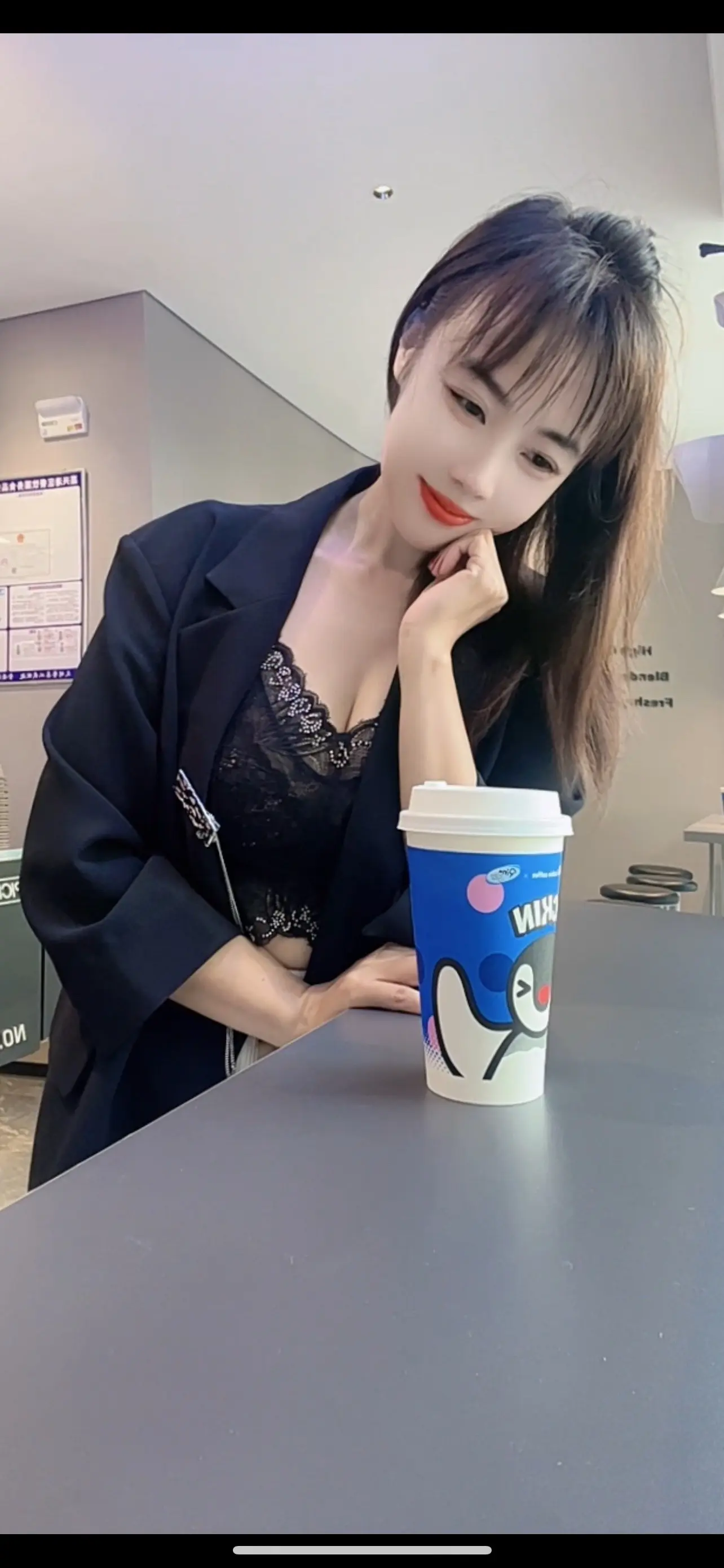 总有一天你会碰到一个这样的女人，她温柔体贴，漂亮大方，不嫌你丑，不嫌你...