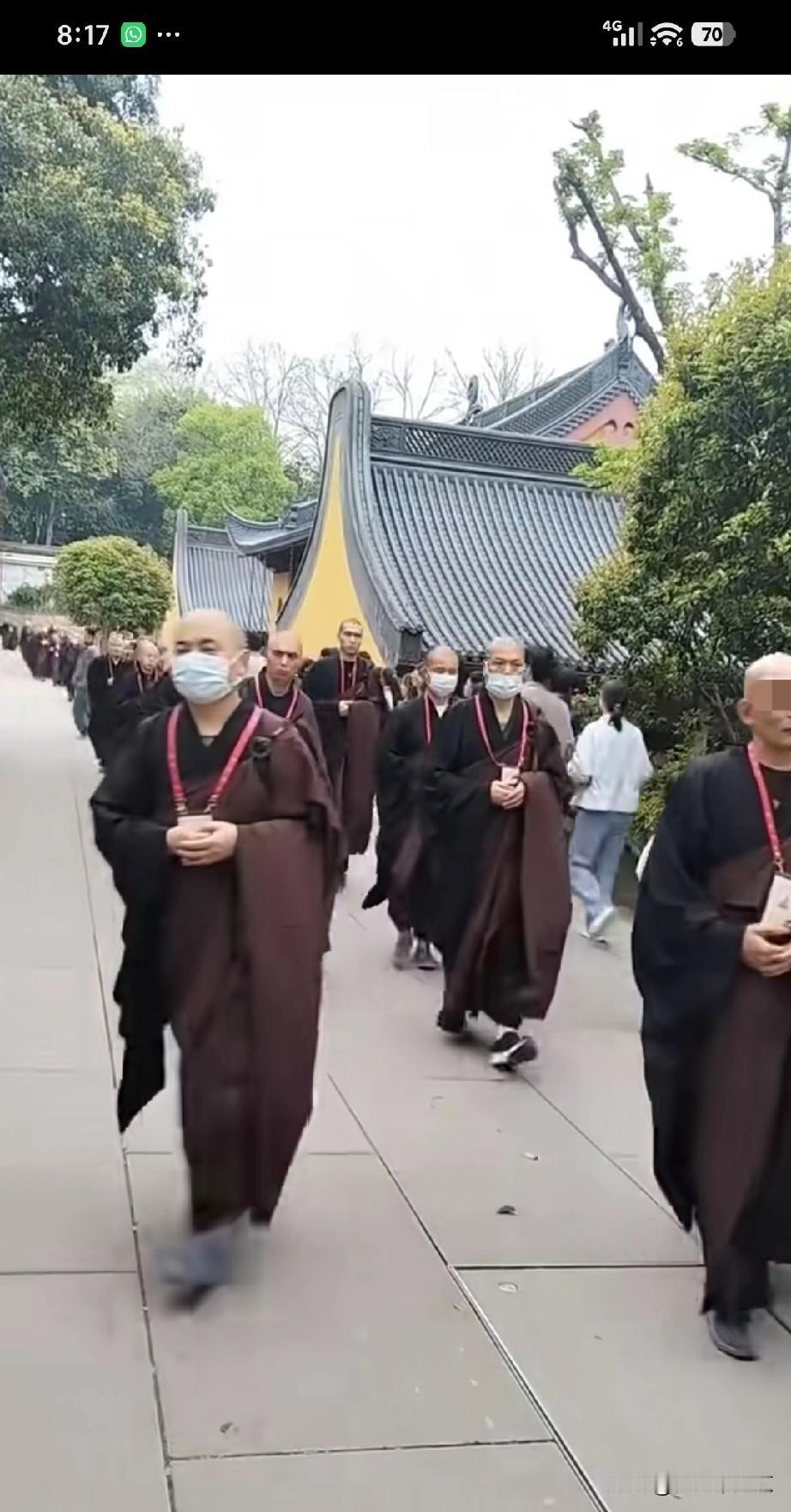 一个寺院如此多的和尚，而且目测这么多的和尚青壮年的占很大一部分，年纪轻轻的跑到寺