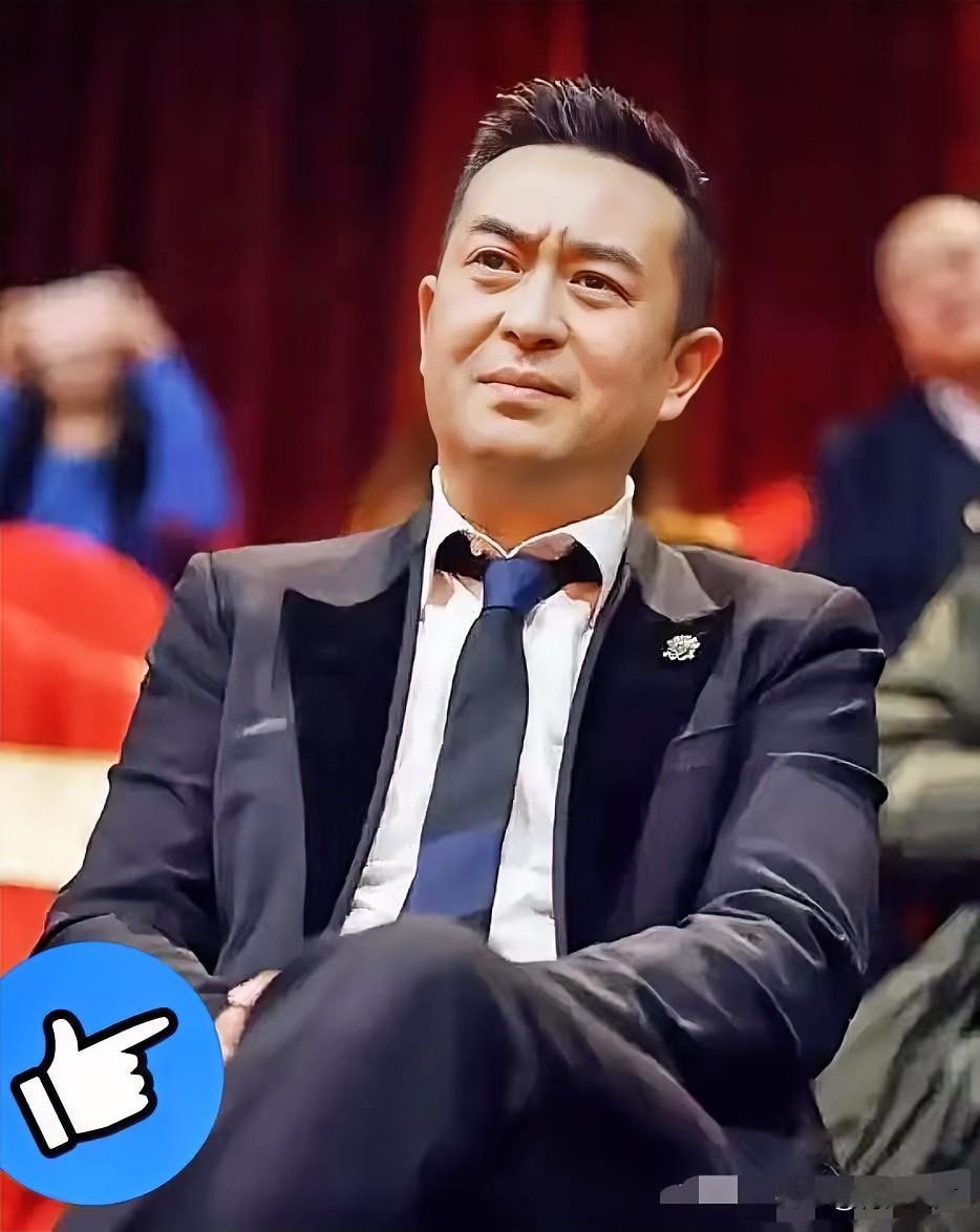 56岁的张嘉益，活得通透。当圈内人都在北京上海挤破头抢资源时，他早早退回西安，窝