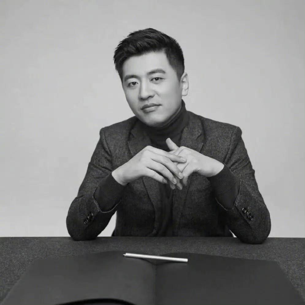 张雪峰的微博里，至少有20次提到“凌晨”，100次提到“累”。睡觉对他而言，从来