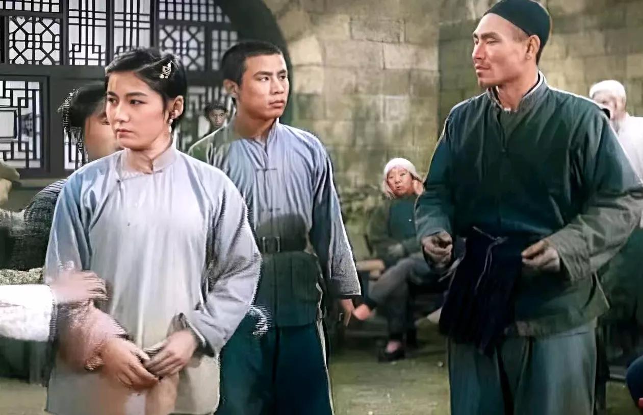 赵丽蓉的哥哥赵连喜至死都没有原谅妹妹。原本，兄妹俩关系极好，且常常一起登台表演。