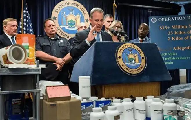 *很多人搞不懂，芬太尼这玩意儿到底为啥把美国折腾得这么疯。说白了，核心就两点：这