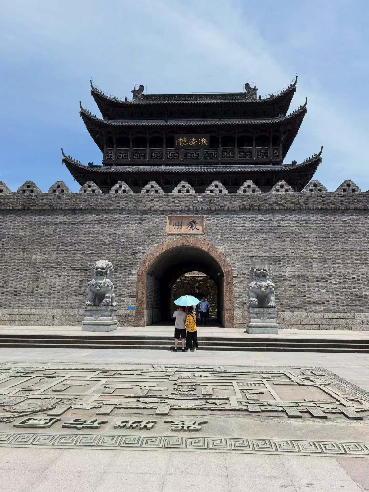 严州古城，又称梅城古镇，位于浙江省杭州市建德市。它历史悠久，曾是徽州与杭州之间的