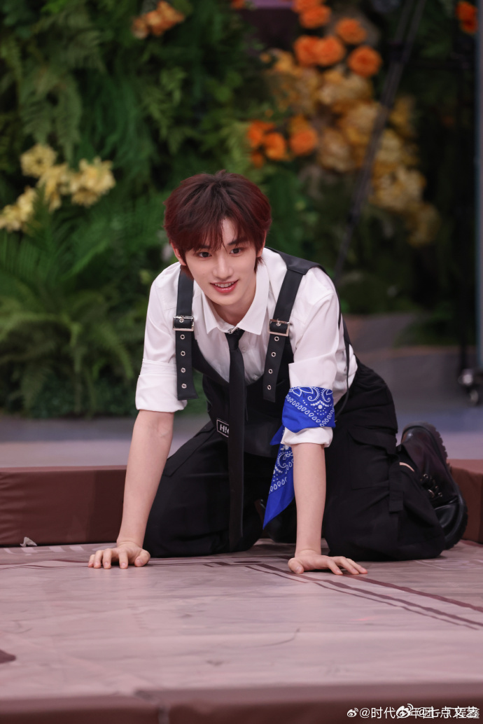 丁程鑫颜值抗打认证 脸黑了也帅到犯规！比耶的时候还带着小调皮，脏脏妆反而更显可爱