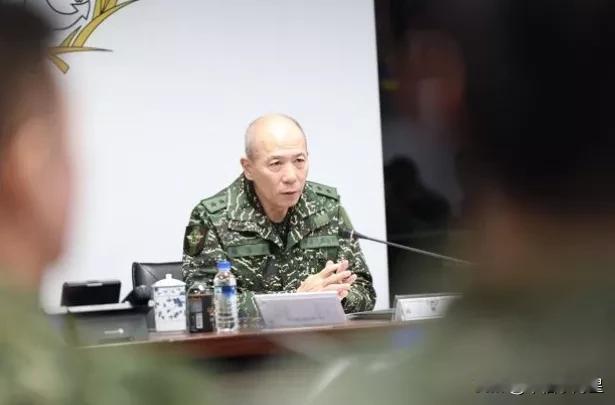 台岛所谓“国防部参谋总长”梅家树12日表示，“台军”应解除各级“应变中心”开设，