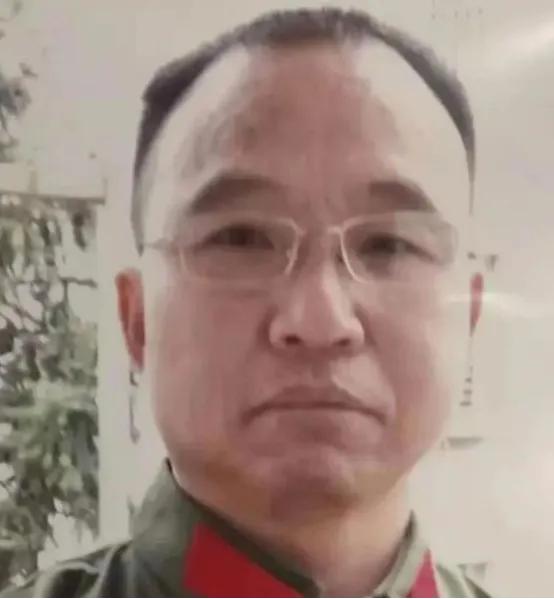 [月亮]1984年，战士李陶雄中弹后抢救无效，壮烈牺牲。他的遗体却在送往安葬途中