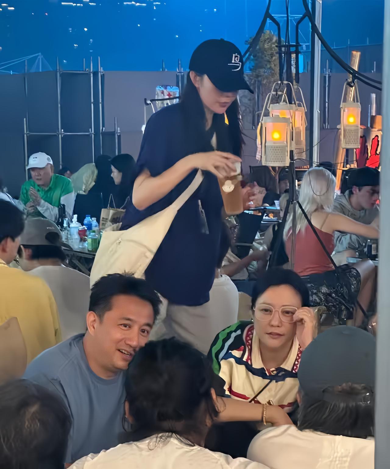 近日，黄磊和郝蕾来参加阿那亚戏剧节，两人是多年的好友，这是凌晨一点还在地摊聚餐的