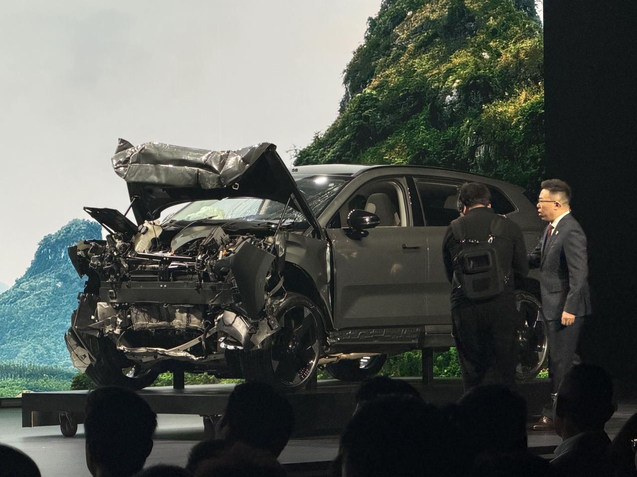 《一部沃尔沃，半部安全史》
在连续发布两台新车之后
沃尔沃竟然推了一台“事故车”