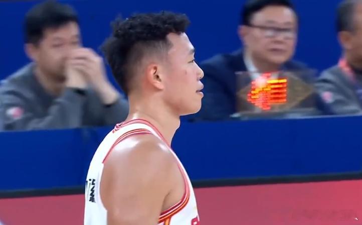 贺希宁半场23分 上海男篮vs深圳男篮 半场23分！贺希宁今天能破生涯最高单场4