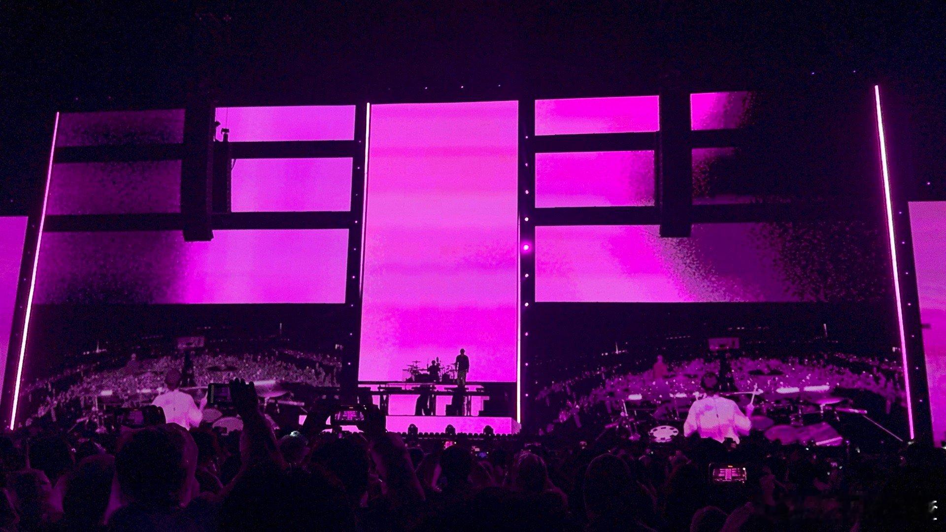 杭州的雨为烟鬼卡点了 烟鬼的魅力征服天气！杭州场前大雨倾盆，演出一开场雨就渐歇，