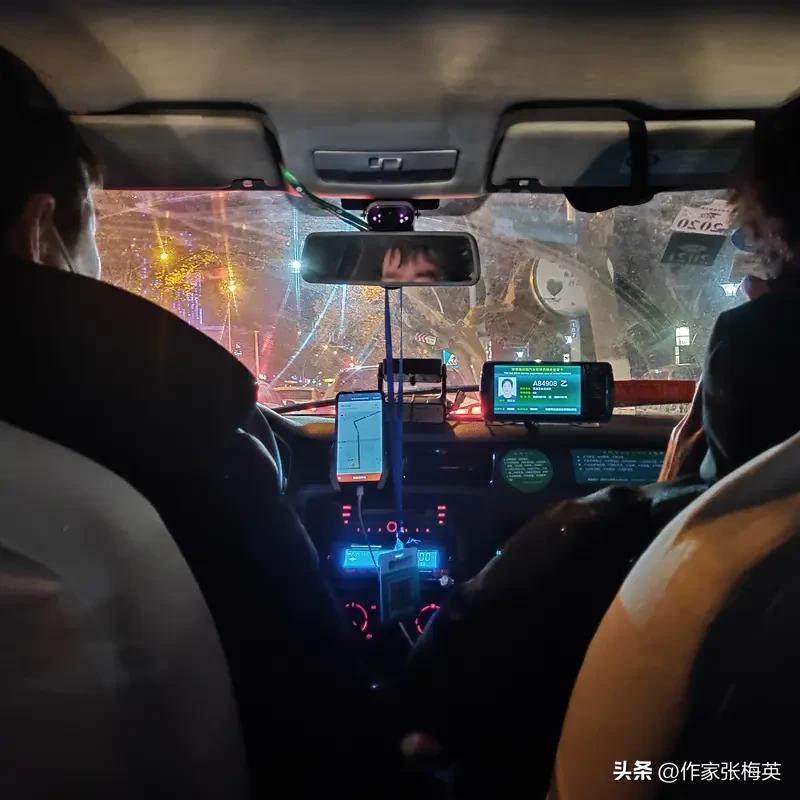 我超爱待在自己的小天地，像孩子一样简单活着。小时候，一朵花、一片云都能带来无尽惊