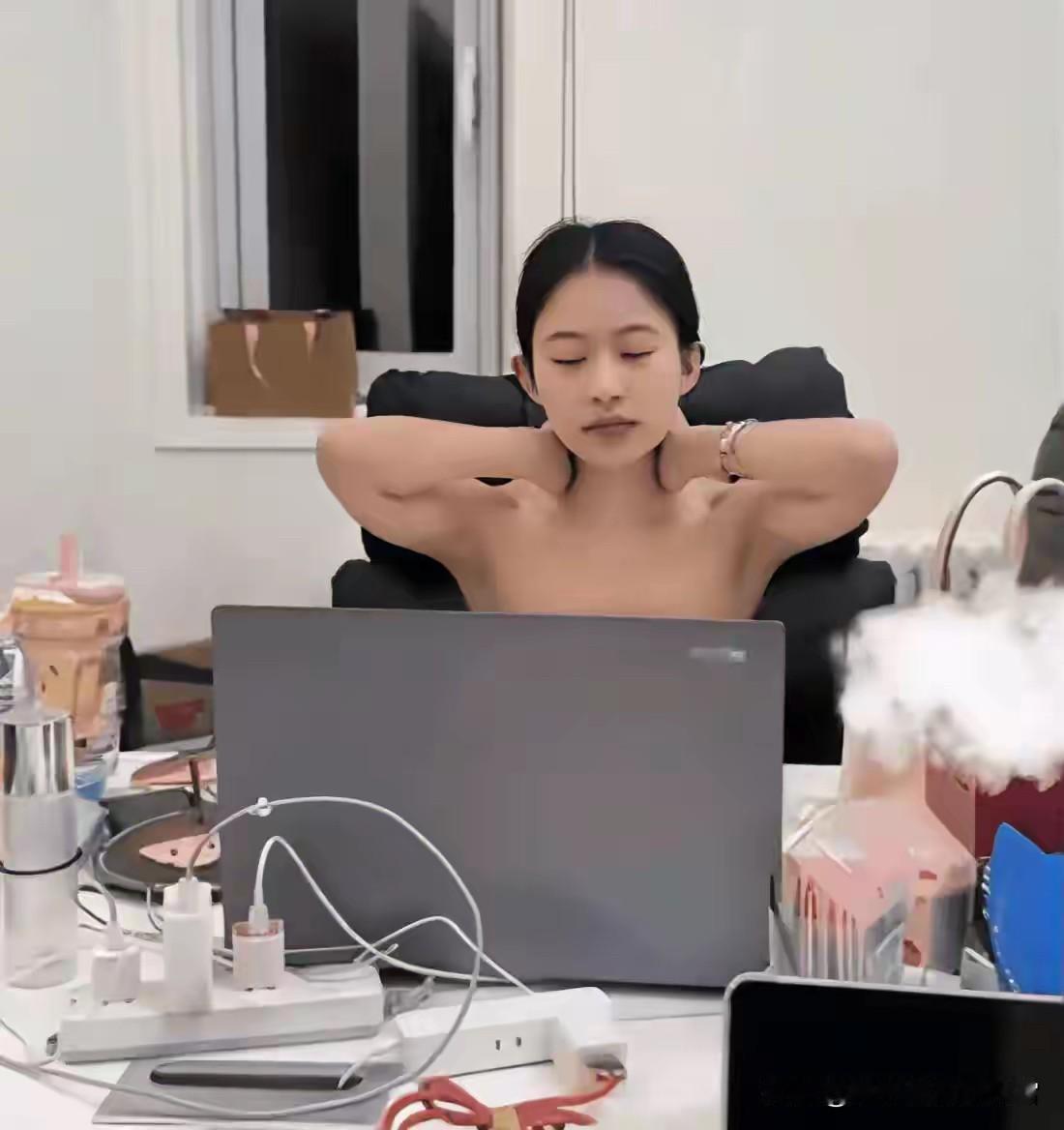天热，同事穿着抹胸来上班，搞得我一天都不敢抬头、不敢直视[黑线][黑线]