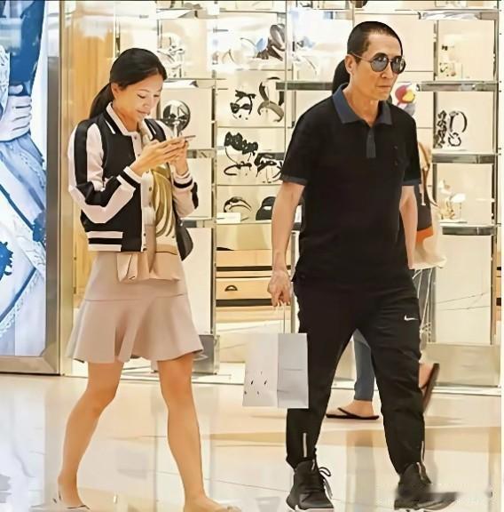 这女人找年龄大一点的男人也不是不好，最起码男人是宠“小娇妻”的，就像陈艺谋比陈婷
