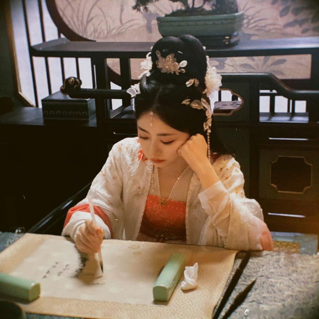 赵弈钦阴邪湿冷味 谁懂赵弈钦这段的张力！晏白楼表面是高岭之花，骨子里的阴湿冷冽却