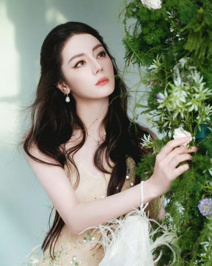 曝迪丽热巴VOGUE盛典压轴迪丽热巴的咖位自有官方去排，但我知道迪丽热巴在哪里热