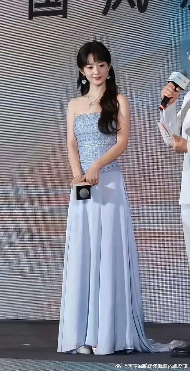 知道是假发就感觉怪怪的 